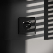 Розетка с заземлением и со шторкой и 2хUSB type A, без рамки Voltum S70 VLS040408 цвет Черный-5