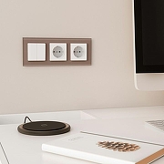 Рамка на 3 поста Werkel Favorit (латте, стекло) W0031142 цвет Коричневый-2